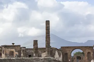 Mount Vesuvius View Drucke: Old stone columns supported by braces