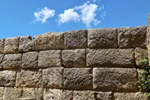 Ancient Greek Ruins Complex Drucke: Detail of an old stone wall with visible stone structures
