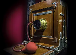 Studio Photography Equipment Drucke: The old studio camera for using plates standing on a forked camera stand