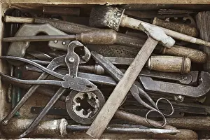 Rusty Wrenches Drucke: Old suitcase with the different hand tools