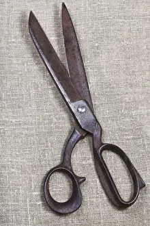 Vintage Sewing Equipment Drucke: Old tailor scissors on textile background