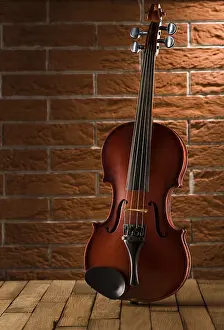 Dark Studio Shot Drucke: Old violin on table