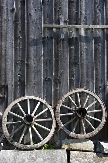 Deserted Hay Barns Drucke: Two old wagon wheels in front of a barn