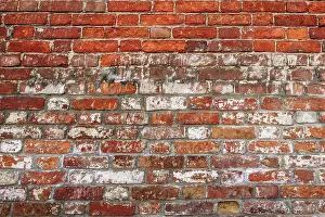 Deserted Interior Space Drucke: Old wall of red and weathered bricks. Background