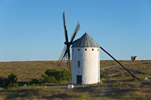 Blue Sky Windmill Photo Drucke: An old windmill in the middle of a quiet