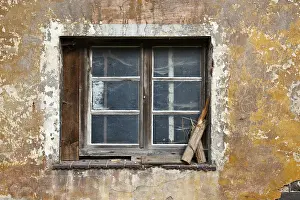 Uninhabited Desert Landscapes Drucke: Old window