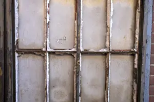 Bilder Datiert 2. Dezember 2024: Ein altes Fenstergewände mit Rost und abblätternder Farbe.
