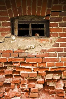Historic Building Facade Drucke: Old window in a old brick wall