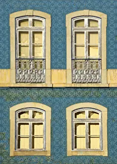 Close Up Window View Drucke: Old windows on tiled facade in Silves