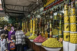Urban Food Market Scene Drucke: Olives and pickles, souk of Marrakech