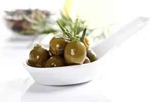 Close Up Studio Shots Drucke: Olives and thyme on a spoon