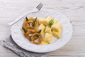 Eastern European Meal Drucke: Onion ring white potato dumpling