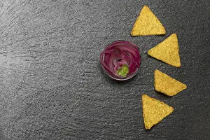 Fattening Snacks Drucke: Onion salsa with chips on slate