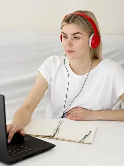 Online Learning Drucke: Online classes with student using her laptop