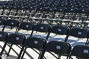 Empty Chair Rows Drucke: Open air, rows of chairs