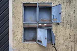 Deserted House In Bavaria Drucke: Open mailboxes at an empty house