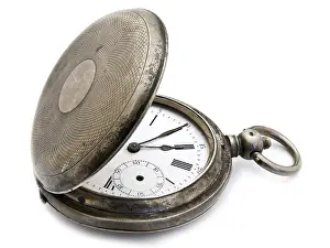 Drucke von Offene alte Silberarmbanduhr auf einem weißen Hintergrund Riga, Lettland Lettland Drucke: Offene alte Silber-Uhr auf einem weißen Hintergrund Riga