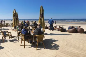Drucke von Offene Terrasse eines Cafés auf der Jurmala-Bucht, Lettland, Jurmala, Lettland Lettland Drucke: Offene Terrasse eines Cafés auf der Jurmala Strand.
