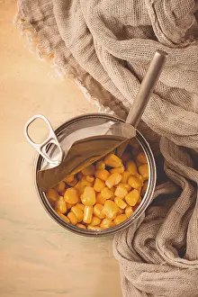 Selective Focus On Corn Drucke: Open tin can, with corn, top view