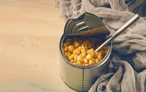 Selective Focus On Corn Drucke: Open tin can, with corn, top view