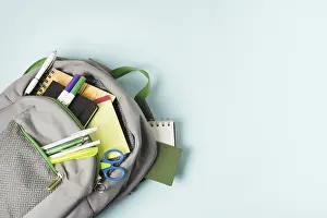 School Supplies Drucke: Opened backpack with school supplies