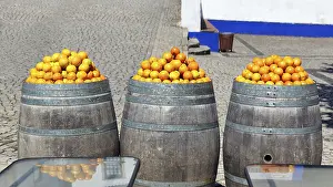 Citrus Fruit Decoration Drucke: Oranges piled up up in barrels