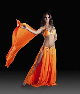 Studio Photo Of A Dancer Drucke: Oriental dancer in studio on dark background