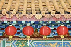 Buddhist Temple Drucke: Oriental lanterns display at temple