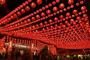 Oriental Building Design Drucke: Oriental lanterns display at temple