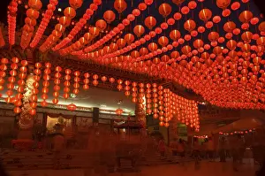 Sacred Building Design Drucke: Oriental lanterns display at temple