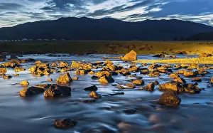 Drucke von Der Orkhon-Fluss mit Felsen in dramatischem Sonnenlicht, Mongolei Mongolei Drucke: Orkhon-Fluss mit Felsen in dramatischem Sonnenlicht.