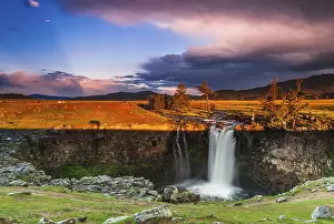 Drucke von Orkhon-Wasserfälle im dramatischen Sonnenlicht, Mongolei Mongolei Drucke: Orkhon-Wasserfälle im dramatischen Sonnenlicht, Mongolei.