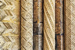 Gothic Architecture UK Drucke: Ornate columns on facade, medieval stonework