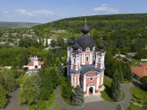 Drucke von Orthodoxer Dom auf einem Hügel mit umgebenden Bäumen und weithin sichtbaren Aussichten, Luftaufnahme, Kathedrale der Geburt der Jungfrau Maria, Curchi-Kloster, Orhei-Bezirk, Republik Moldau Moldawien Drucke: Orthodoxer Dom auf einem Hügel mit umgebenden Bäumen und weithin sichtbaren Ausblicken.