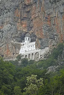 Uninhabited Rock Face Drucke: Ostrog Monastery built in rock