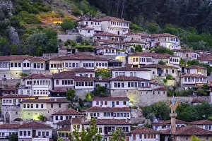 Drucke von Osmanische Häuser, Bezirk Mangalem, Dämmerung, Berat, Qark Berat, Albanien Albanien Drucke: Osmanische Häuser, Mangalem-Distrikt