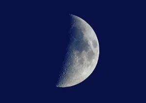 Gerahmter Druck : Erster Viertelmond mit Teleskop gesehen wird