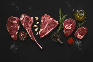 Steak Photography Drucke: Overhead composition with raw prime beef cuts