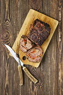 Overhead View Drucke: Overhead view of baked beef roll with vegetables