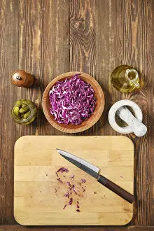 Raw Food Photography Tips Drucke: Overhead view of kitchen tabletop with red cabbage and pickled cucumbers