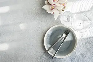 Überblicksansicht eines minimalistischen Esszimmers.