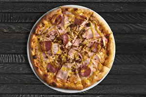 Traditional Rustic Dinner Drucke: Overhead view of pizza on the table