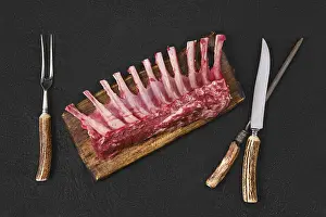Raw Lamb Drucke: Overhead view of raw fresh rack of lamb on kitchen table