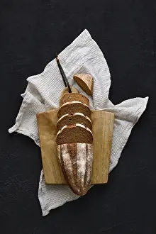 Bread Nutrition Drucke: Overhead view of rue bread on dark background