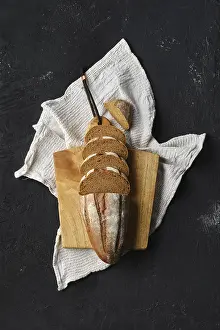 Bread Nutrition Drucke: Overhead view of rue bread on dark background