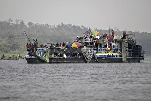 Drucke von Überladener Fährschiff auf dem Kongo-Fluss, in der Nähe von Tshumbiri, Mai-Ndombe-Provinz, Demokratische Republik Kongo Verwandte Bilder Drucke: Überladener Fähre auf dem Kongo-Fluss.