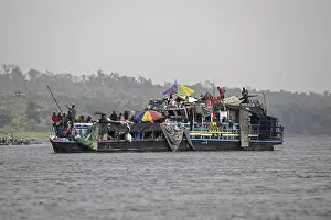 Drucke von Überladener Fähre auf dem Kongo-Fluss, in der Nähe von Tshumbiri, Mai-Ndombe-Provinz, Demokratische Republik Kongo Verwandte Bilder Drucke: Überladener Fähre auf dem Kongo-Fluss.