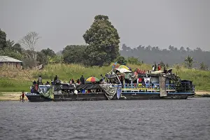 Drucke von Überladener Fähre auf dem Kongo-Fluss, in der Nähe von Tshumbiri, Provinz Mai-Ndombe, Demokratische Republik Kongo Brazzaville Drucke: Überladener Fähre auf dem Kongo-Fluss.