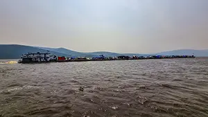 DR Congo Waterfront Scene Drucke: Overloaded riverboat on the Congo river, DR Congo