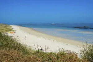 British Coastal Region Drucke: Overlook over Shell beach, Herm